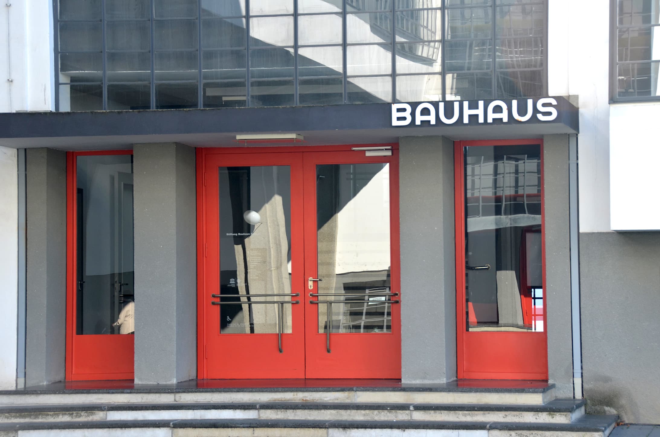 Eingang zum Bauhaus in Dessau