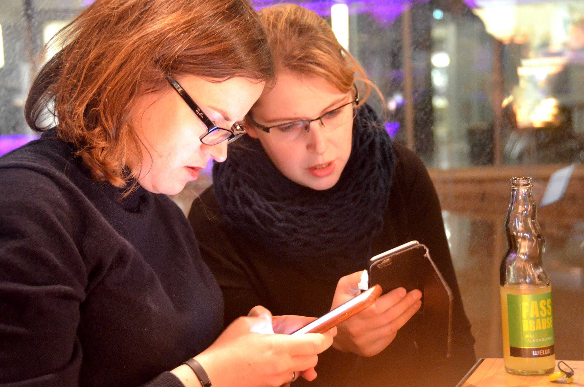 Zwei Studentinnen am Handy