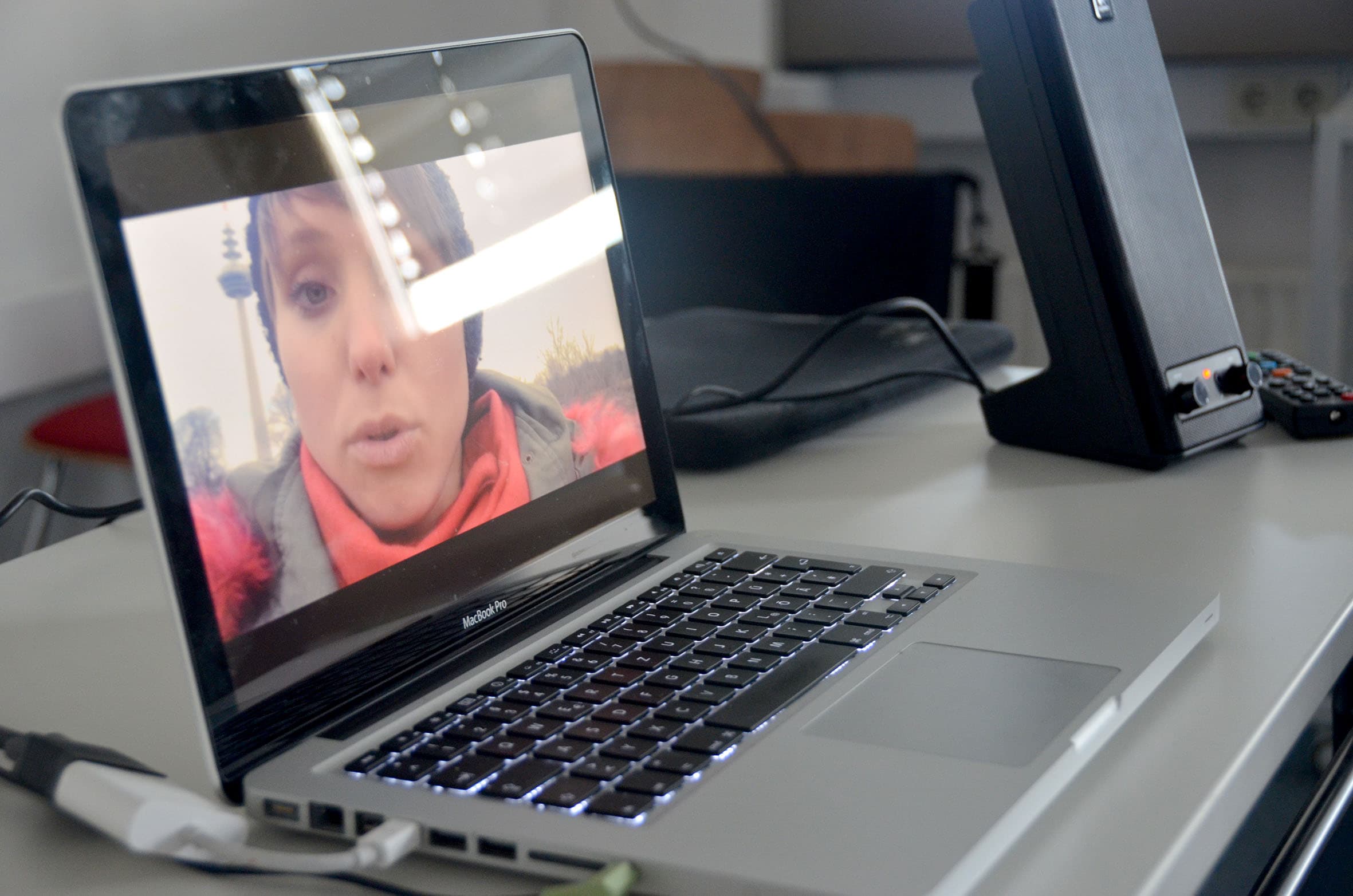 Laptop mit Frau in Großaufnahme auf dem Bildschirm