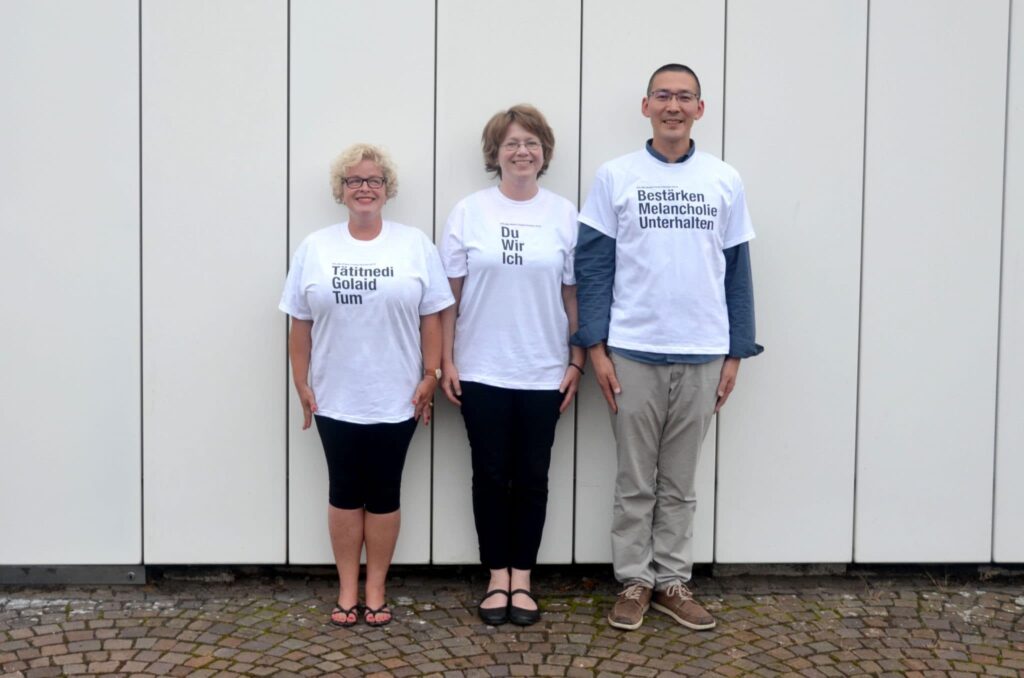 Prof Wetzel, Prof Kühne, Prof Lanig mit bedruckten TShirts