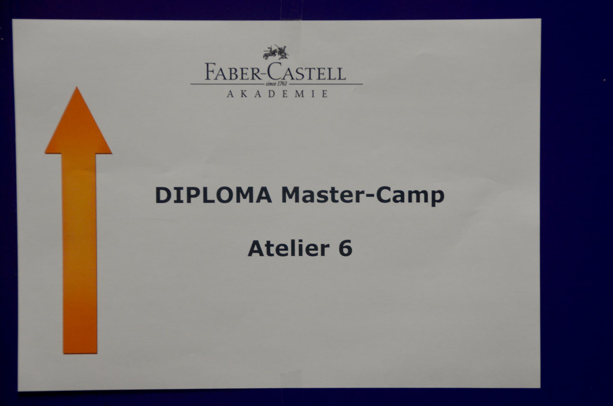 Schild zum Mastercamp im Atelier 6 an der Akademie Faber Castell