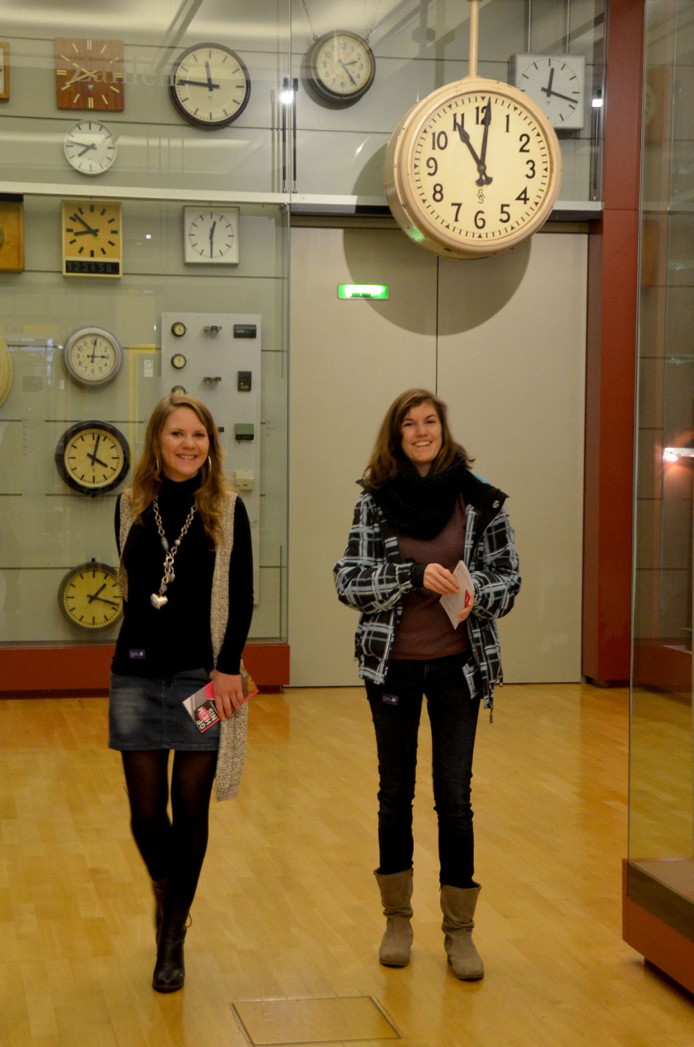 zwei Studentinnen rundherum Uhren