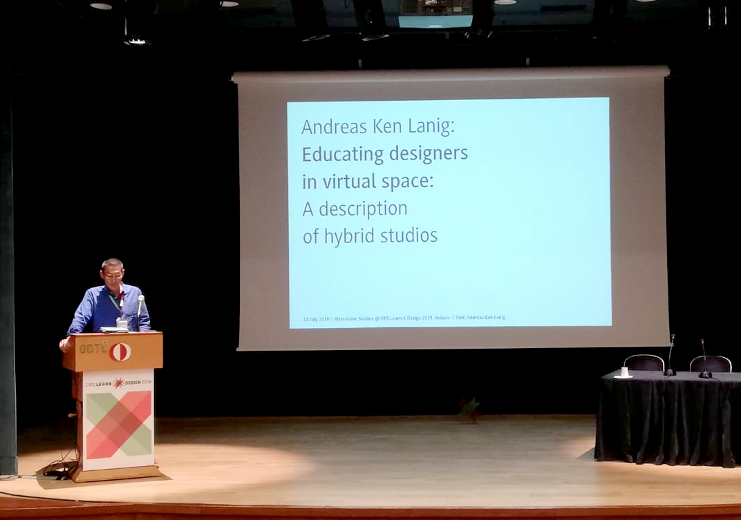 Prof Lanig hält einen Vortrag "Educating designers in virtual space: A description of hybrid studios"