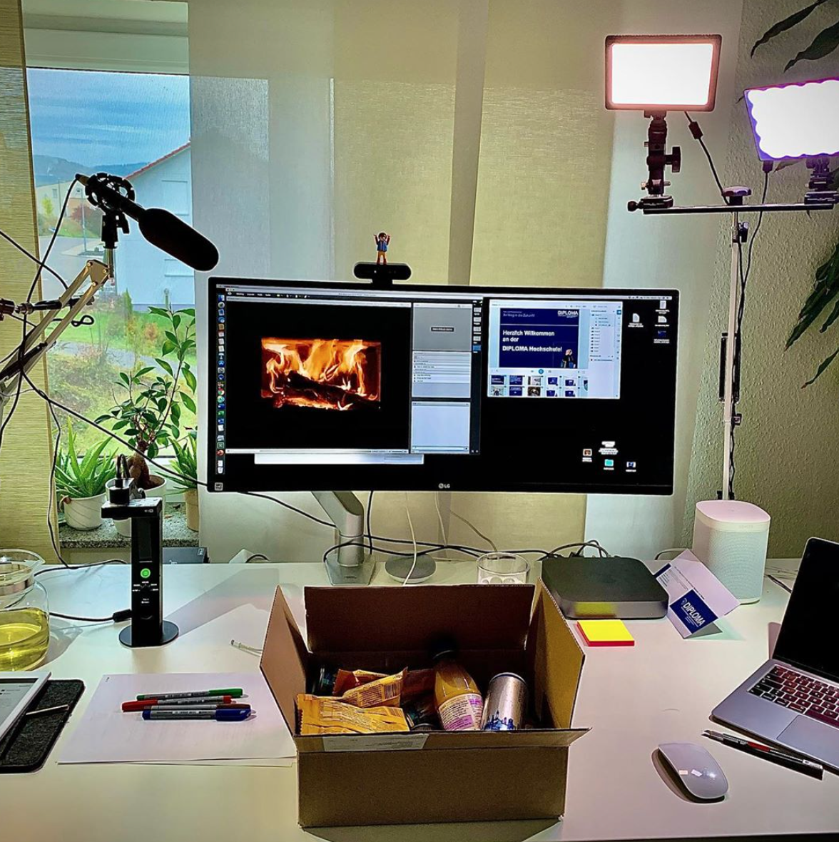 Schreibtisch mit Monitor und Willkommenspaket für Masterstudierende