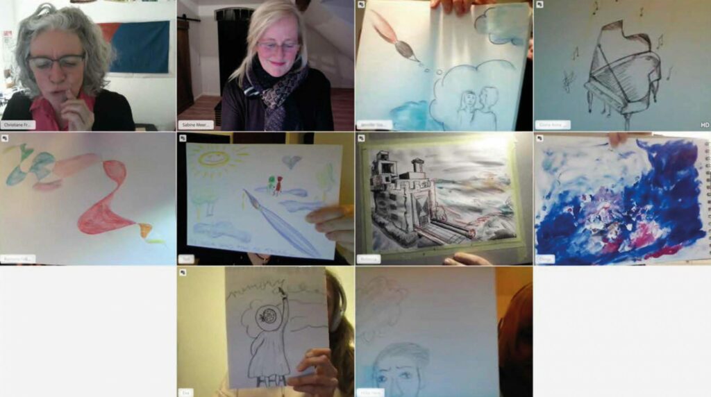 Screenshot Studierende halten Zeichnungen in die Kamera