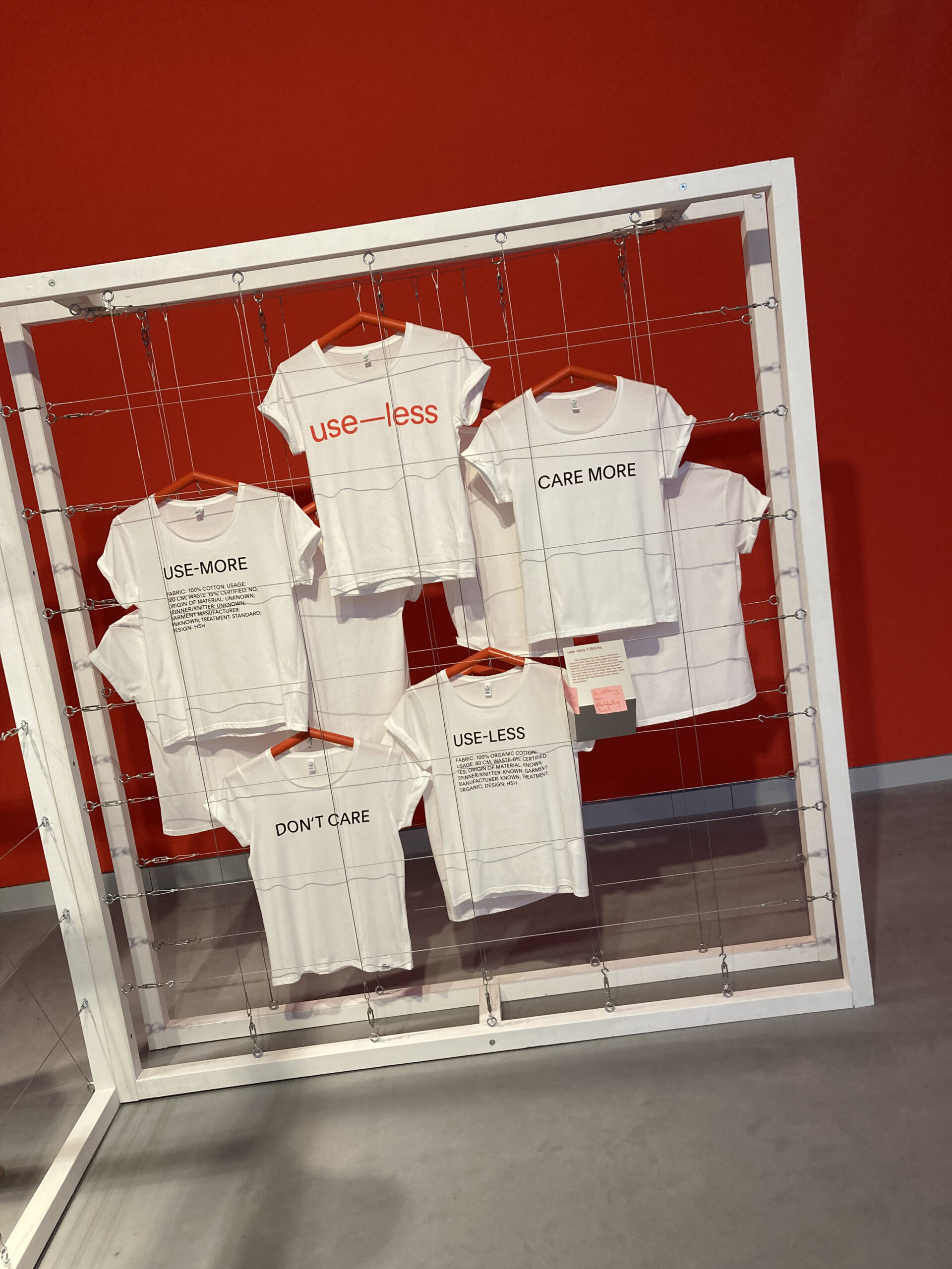 TShirts in einer Ausstellung des Studiengangs Craft Design