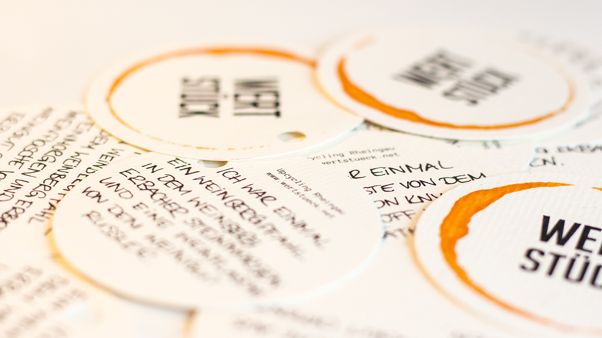 Papiermarken mit Beschreibung und Logo Wertstück