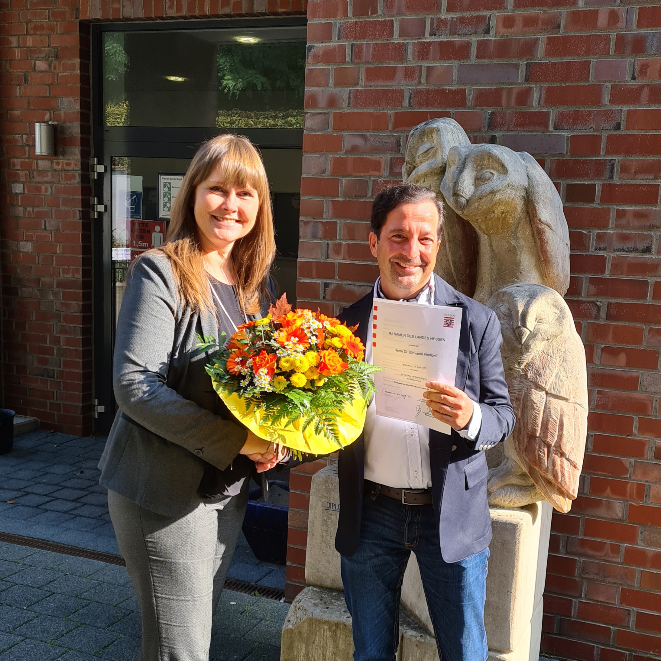 Prof. Dr. Zilling und Prof. Dr. Vindigni mit Blumenstrauss und Urkunde