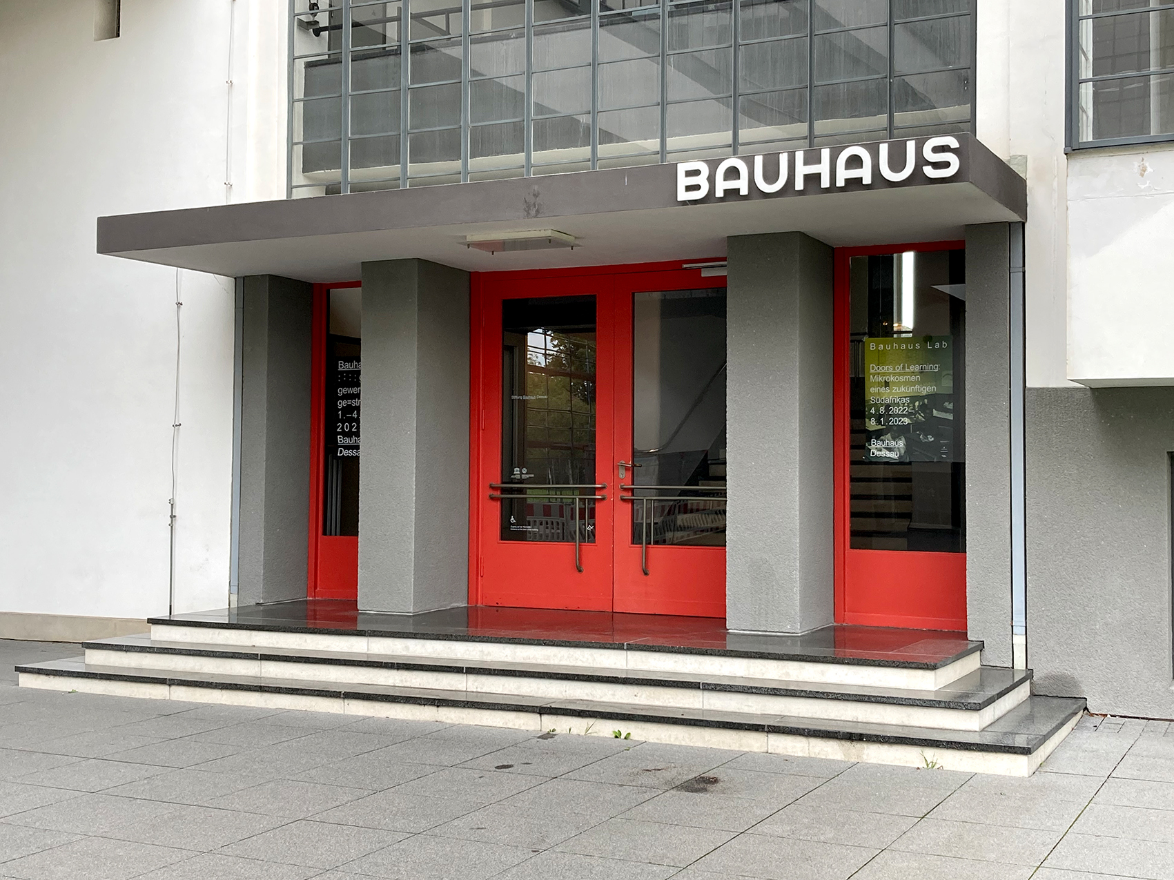Der Eingang zum Bauhaus Dessau