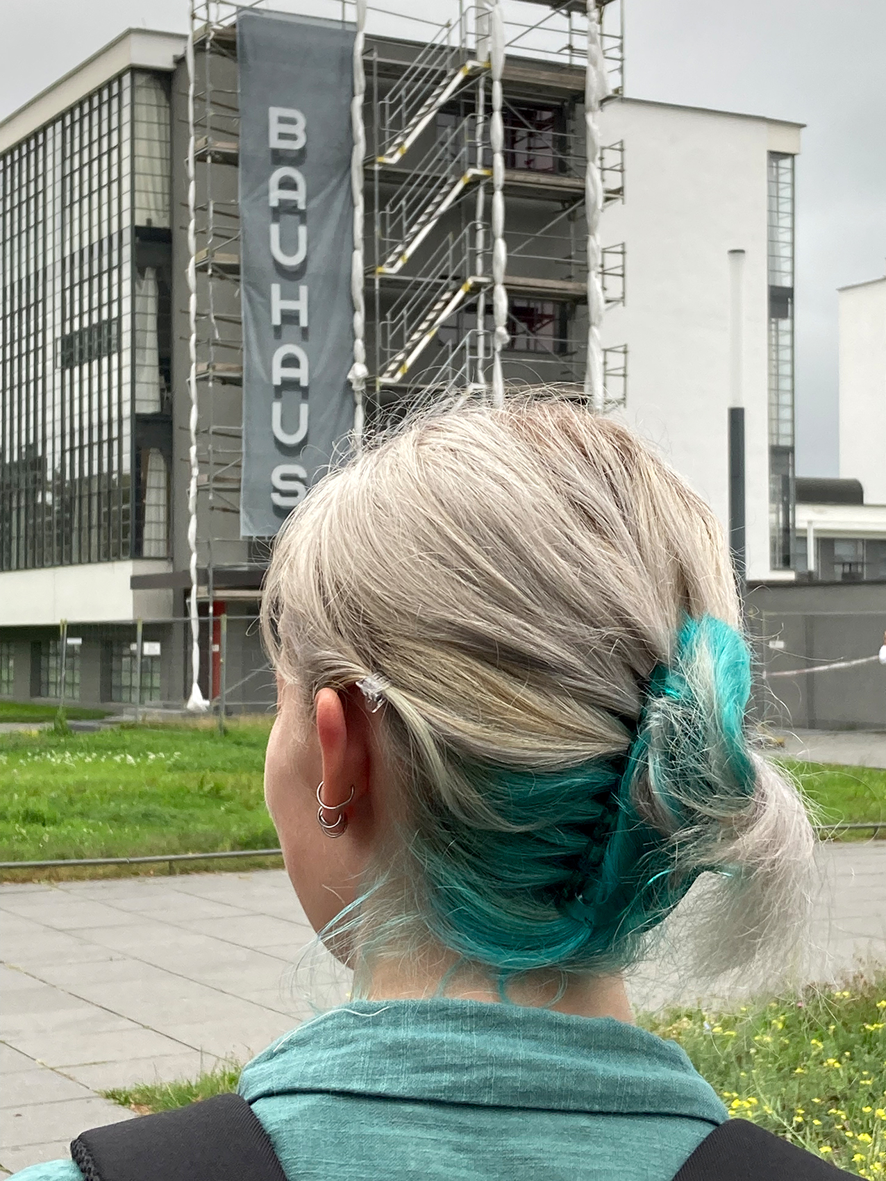Studentin mit grünen Haaren vor dem Bauhaus Dessau
