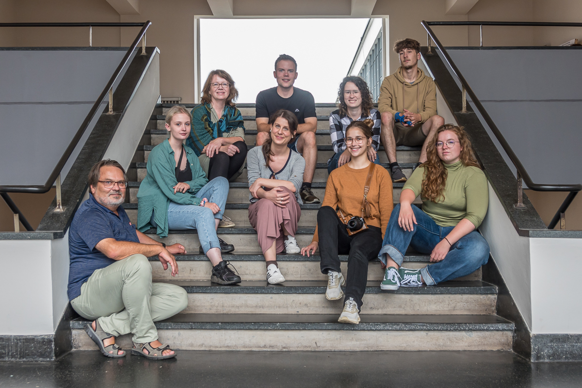 Gruppenfoto der Craftdesigner auf einer Treppe im Bauhaus Dessau