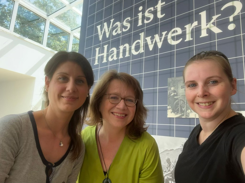 Karina Michaelis, Bärbel Kühne und Christina Neubert vor Schriftzug: "Was ist Handwerk?2