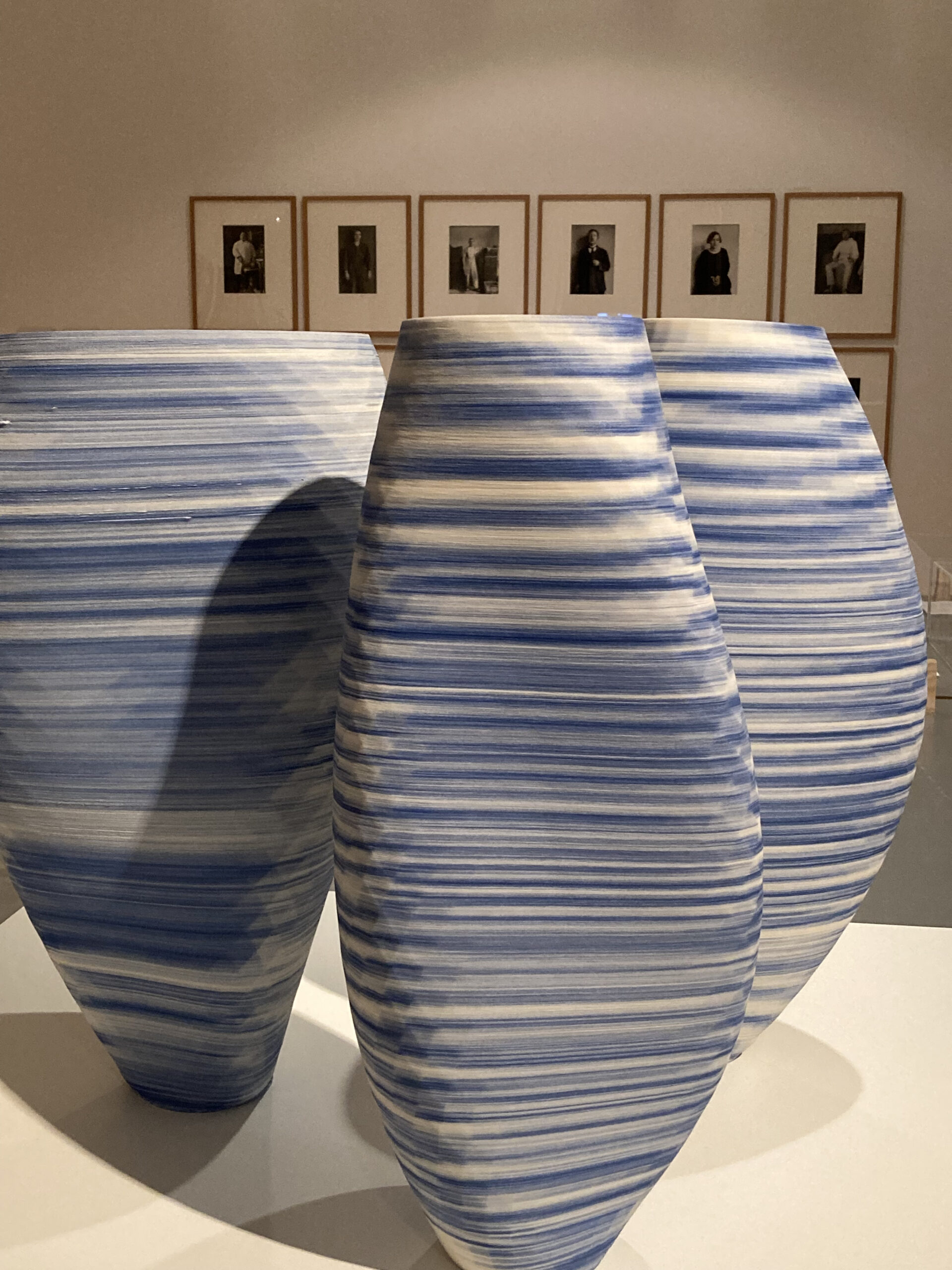 Ausstellungsstücke Mythos Handwerk. Große Vasen in blau und weiß gestreift