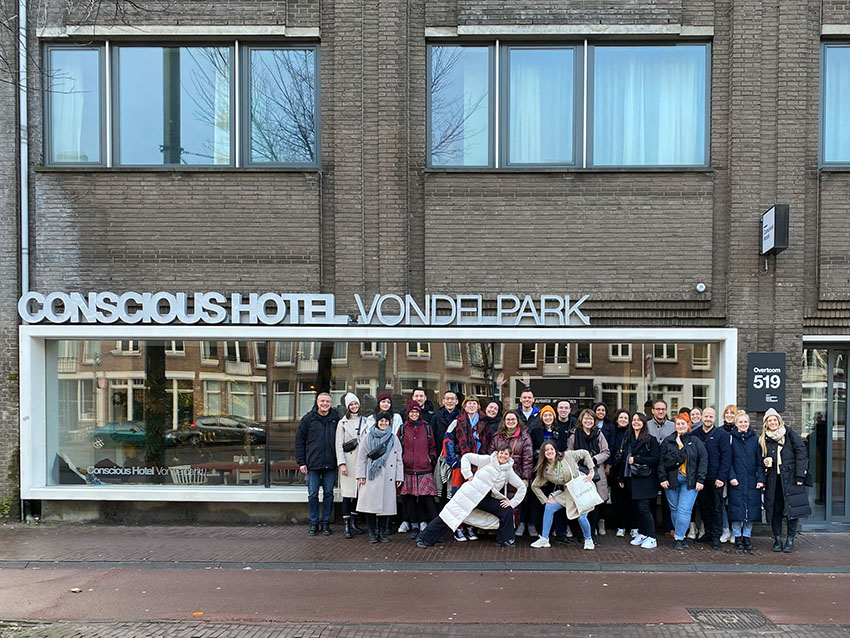Gruppenfoto der MAsterstudierenden vor dem Concsious Hotel in Amsterdam