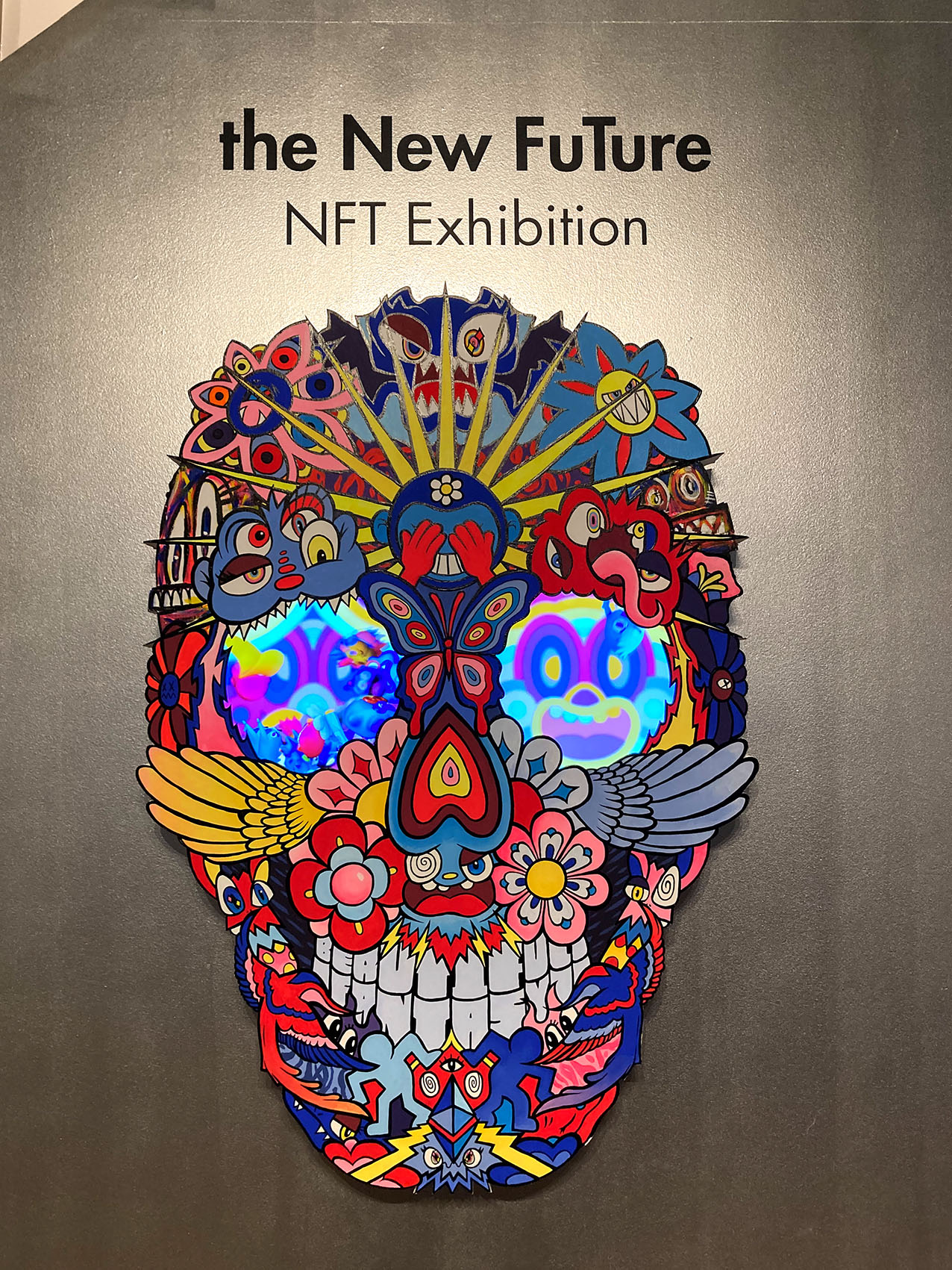 Poster, "the New FuTure" NFT Exhibition, darunter ein bunter Totenschädel