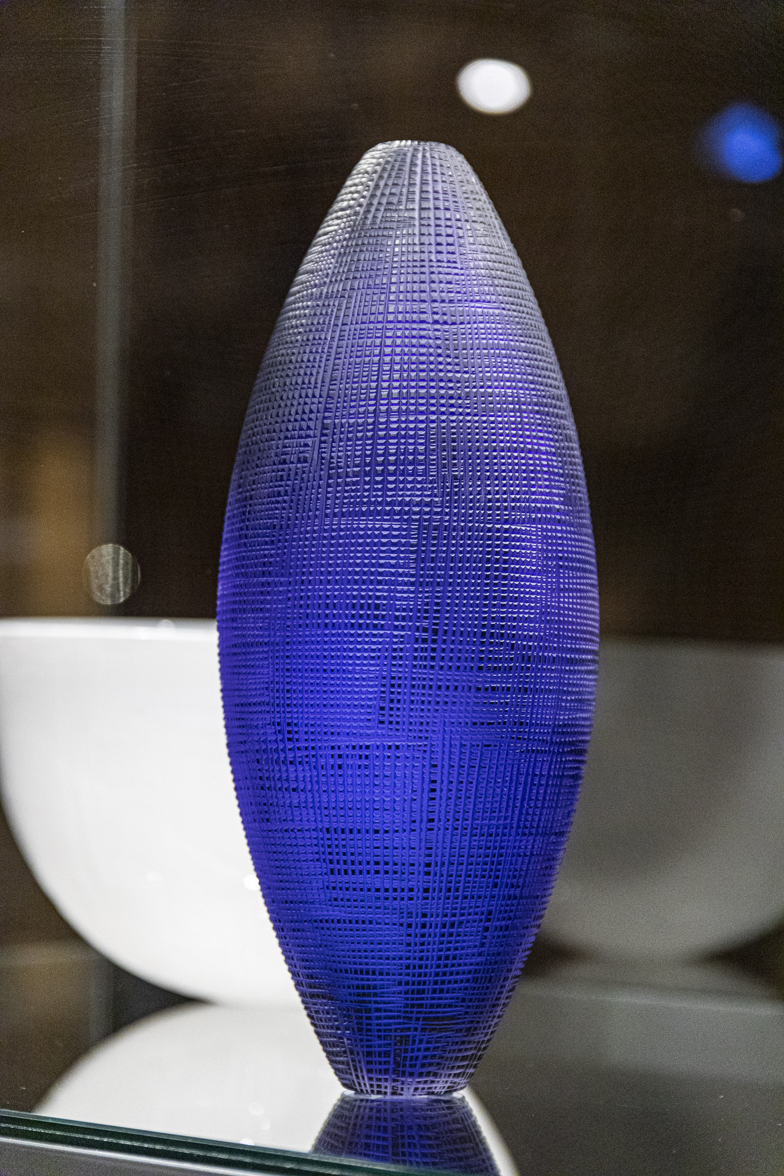 eine blaue Glasskulptur